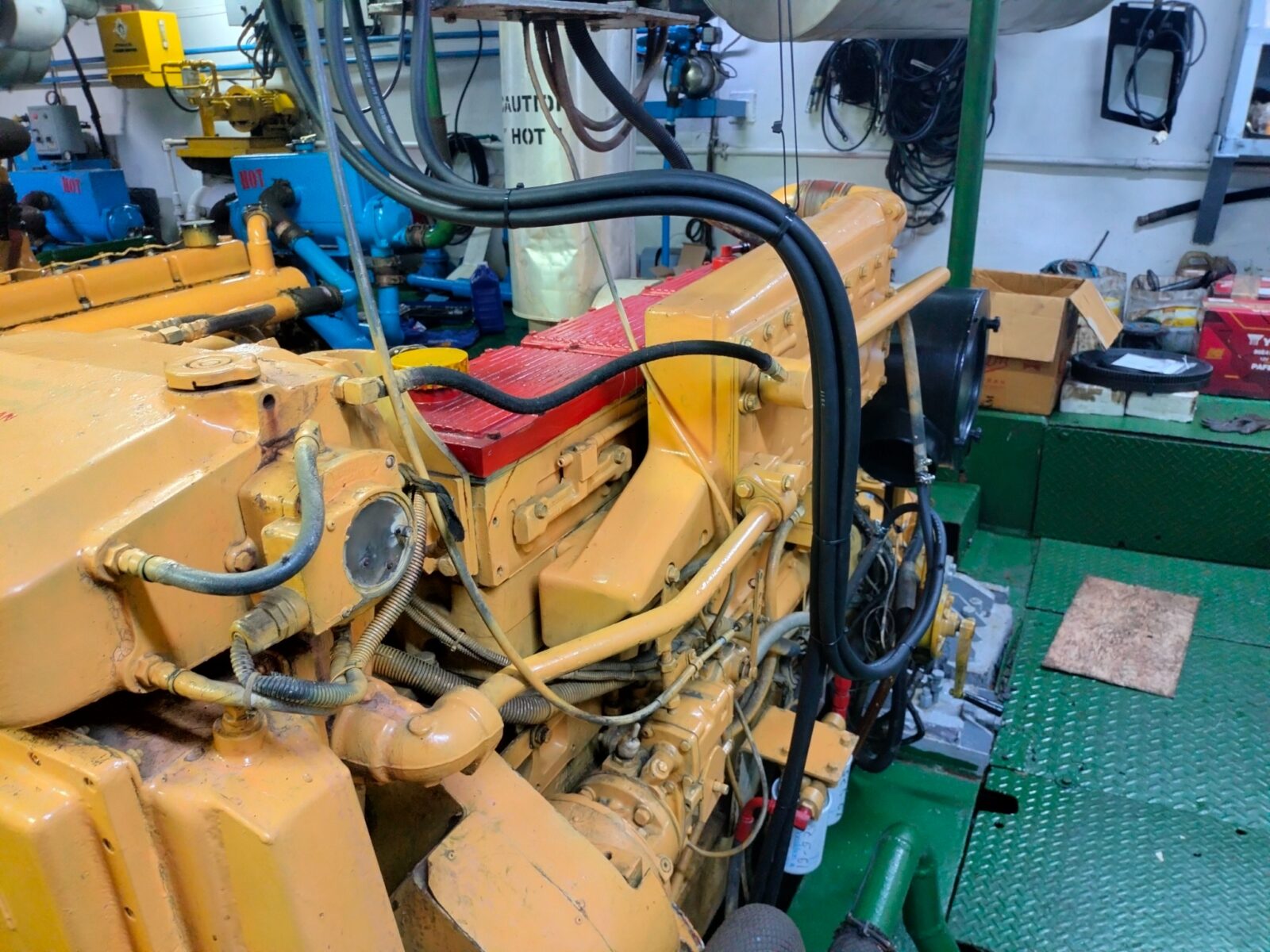 Engine-side fuel-system connections