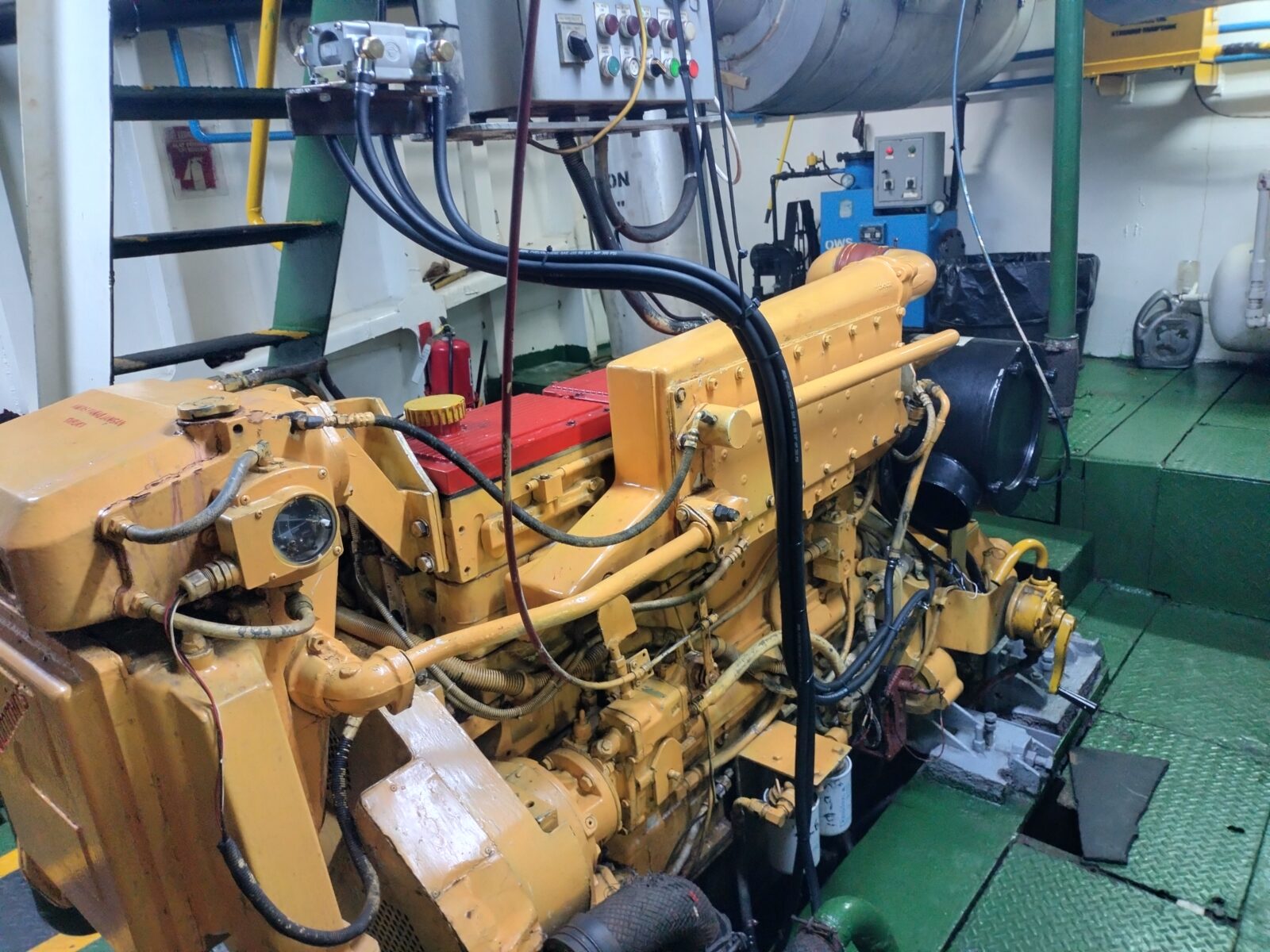 Engine connections and hose routing